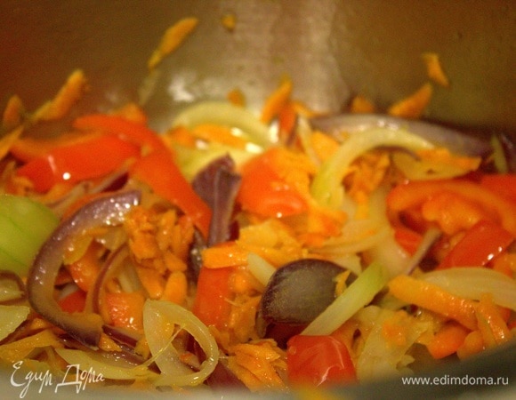 Подержать, помешивая, на огне, добавить морковь.