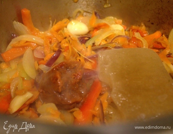 Добавить томатную пасту и концентрированный бульон (сварен куриный и заморожен порциями по 200 мл).