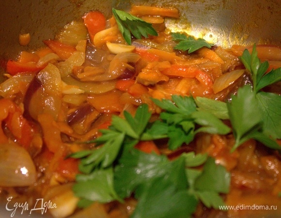 Когда паста и бульон растворятся,всыпать зелень.