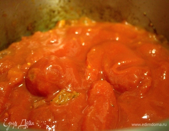 Обе банки томатов переносим. Одна была с целиковыми помидорами, другая — с нарезанными.