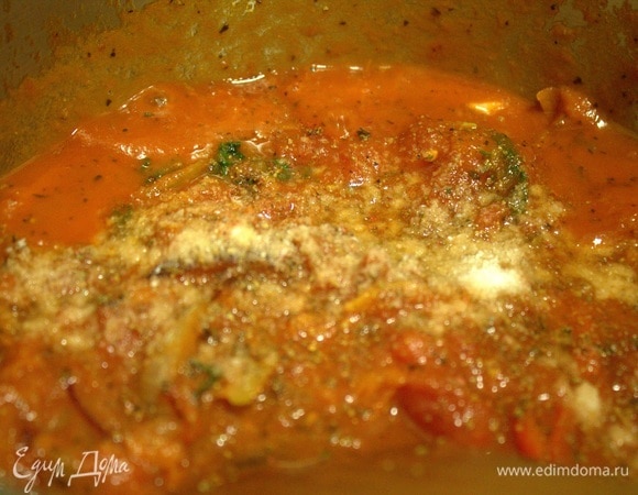 Соль, перец, сахар, вода — доводим до кипения.