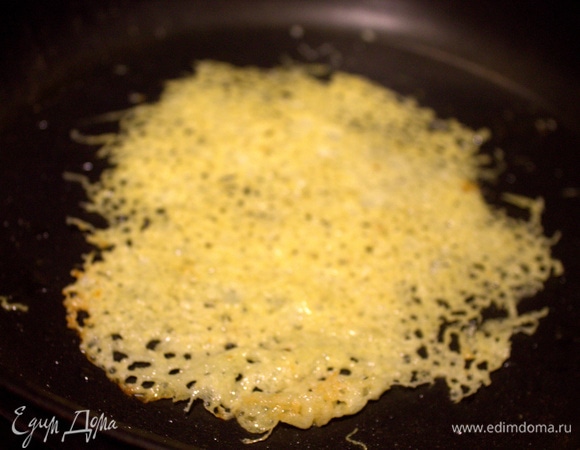 Также можно подать с сырными чипсами. Насыпать тертый сыр на горячую сковороду.