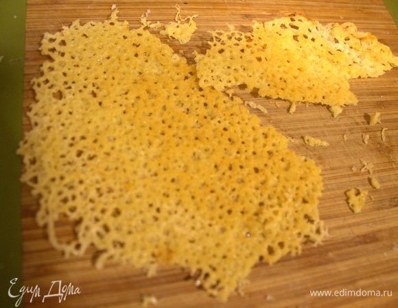 Когда сыр подсушится, снять и перенести на доску, поломать.