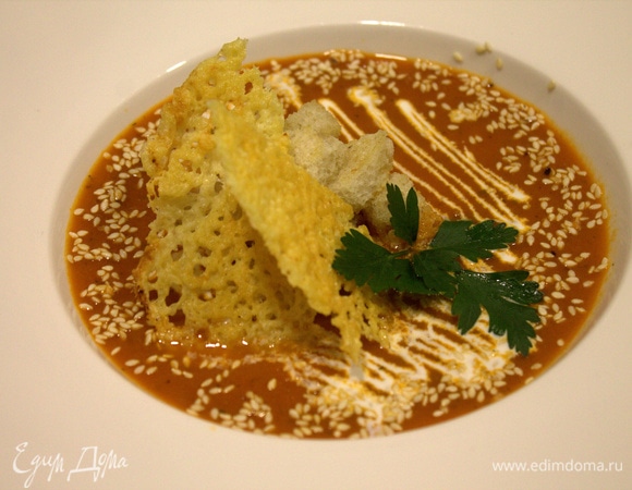 Украсить порцию супа чипсами, сухариками, зеленью, сливками и кунжутом.