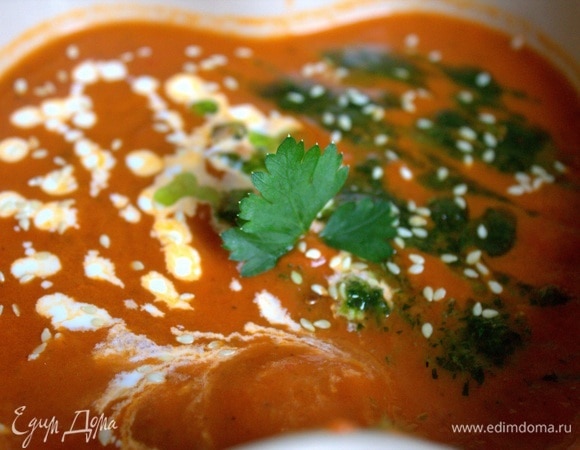 Порцию полить каплями сливок и песто, сверху — кунжут.