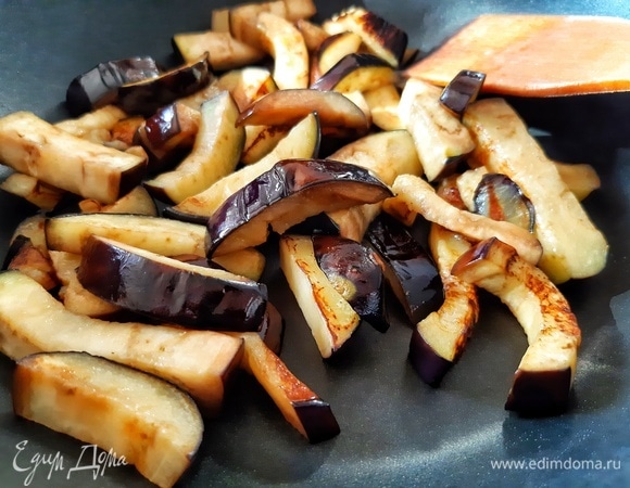 Баклажаны нарезаем крупной соломкой. Поджариваем на сильном огне с добавлением небольшого количества растительного масла до полуготовности.