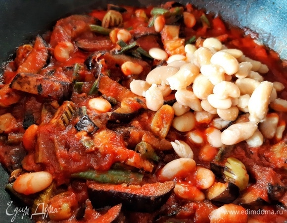 С фасоли в собственном соку сливаем всю жидкость. Кладем фасоль в сковороду. Вливаем протертые томаты. Добавляем сахар и бальзамический уксус. Готовим еще 2 минуты и убираем с плиты.