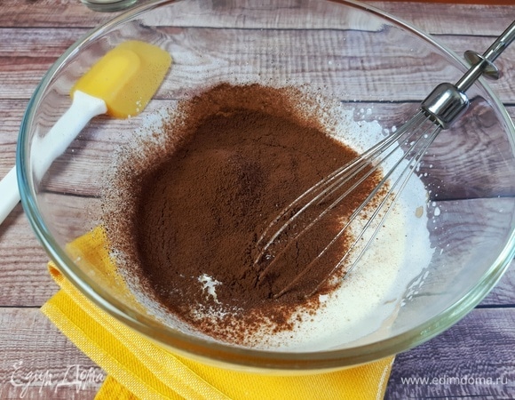 Взбиваем яйцо до плотной пены. Добавляем сахар, соль, просеиваем муку, какао и разрыхлитель. Аккуратно вмешиваем лопаткой.