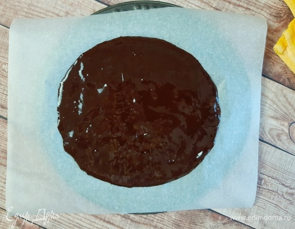 Я начертила на пергаменте круг диаметром 18 см и равномерно нанесла тесто. Выпекаем при 180°C 6 минут. Проверяем готовность на сухую зубочистку.