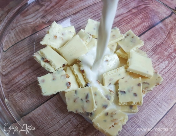 В молоко добавляем сахар и доводим до кипения. Белый шоколад (у меня был с миндалем и кокосом) ломаем на кусочки и заливаем горячим молоком, размешиваем до однородности.