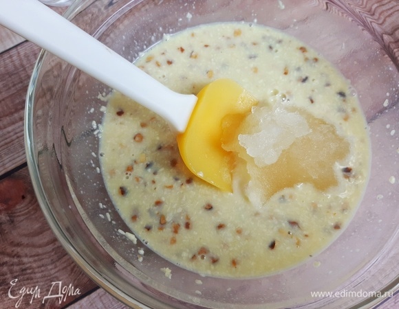 Как только молочно-шоколадная смесь остынет до температуры 50°C, добавляем набухший желатин и хорошо размешиваем. Оставляем на столе остывать до комнатной температуры.