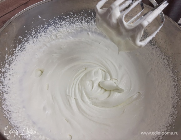 Холодные сливки взбиваем до мягких пиков (плотная масса нам не нужна). Добавляем остывшую до комнатной температуры молочно-шоколадную смесь. Очень тщательно размешиваем лопаткой.