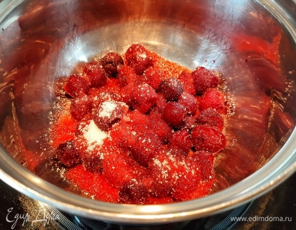 Вишню вместе с соком от разморозки и сахаром ставим на плиту, доводим до кипения.