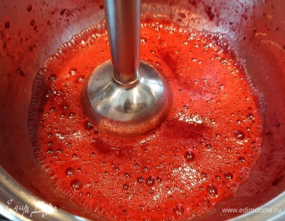 Пробиваем блендером. Но можно оставить и целые ягодки.