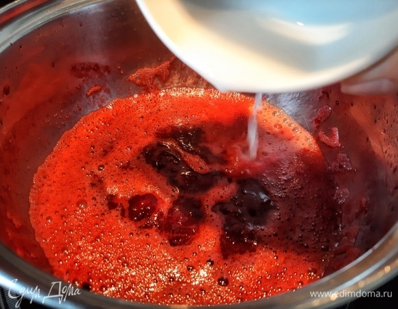 Крахмал смешиваем с водой (4 ст. л.). Добавляем к вишне. Варим до загустения. Затем убираем с плиты для остывания.