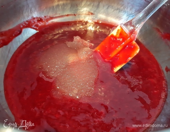 Желатин заливаем холодной водой (25 мл) и оставляем для набухания. Когда вишневая масса остынет до температуры примерно 50°C, добавляем набухший желатин. Хорошо размешиваем.