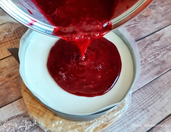 Когда вишневая масса остынет до комнатной температуры, выливаем ее на торт. Убираем в холод для стабилизации. Я убрала в холодильник на ночь.