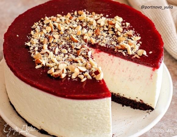 Готовый торт вынимаем из формы, убираем аккуратно пластиковые борта. Посыпаем рубленым миндалем.