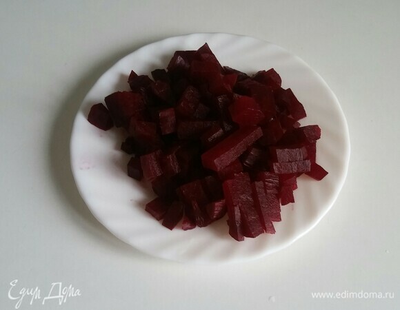 Свеклу отварить до готовности, охладить, почистить и нарезать мелкими кубиками.