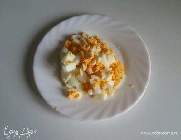 Яйцо сварить вкрутую. Остудить, почистить и нарезать так же, как свеклу.