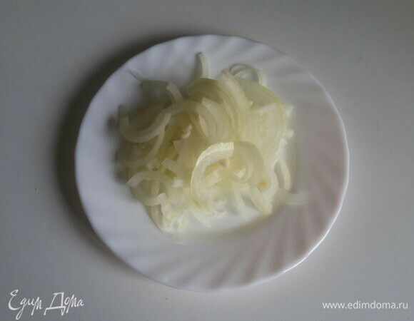 Репчатый лук — полукольцами. Распушить руками.