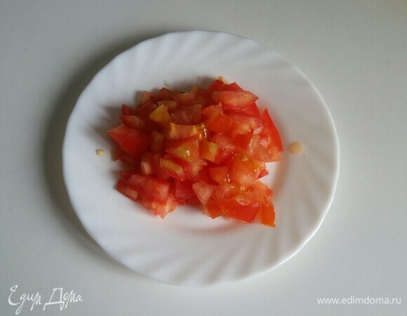 Помидор — мелкими кубиками.