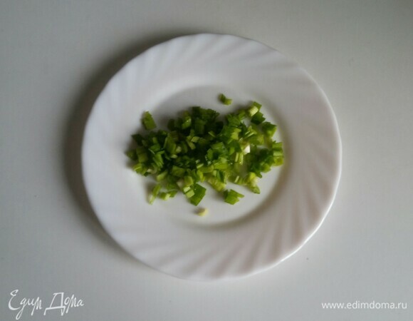 Измельчить зеленый лук.