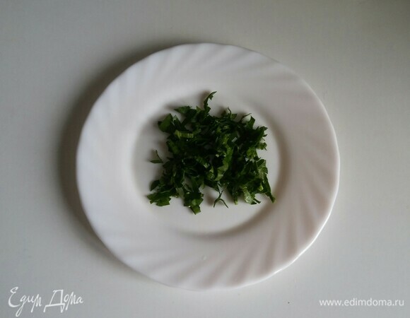 Зелень петрушки тоже нарезать очень мелко.