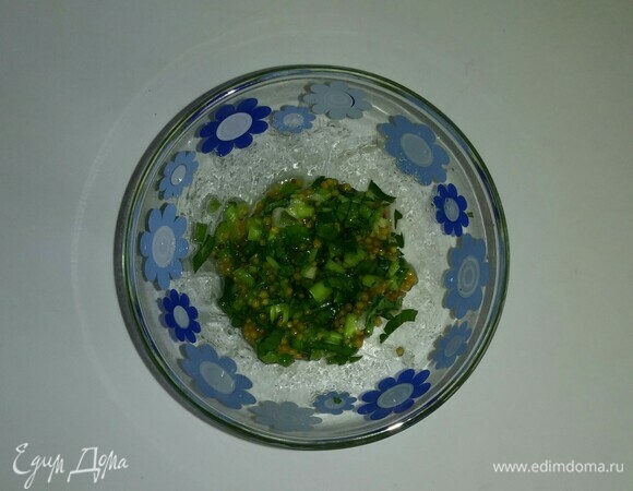 В пиале соединить соль, горчицу, оливковое масло, измельченную зелень. Перемешать все вместе. Зеленая заправка для салата готова.