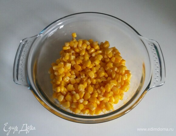 В глубокую емкость выкладываем консервированную кукурузу (без сока).