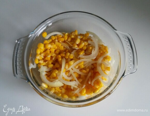 Затем добавляем к кукурузе репчатый лук и тщательно все перемешиваем.