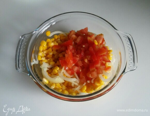 Далее — помидор. Снова перемешиваем.