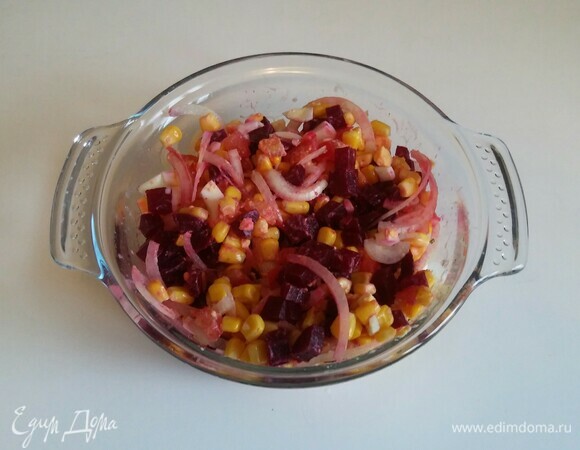 После этого добавляем нарезанную отварную свеклу и перемешиваем.