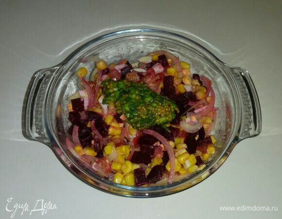 Заправляем салат заправкой и убираем в холодильник на 30 минут.