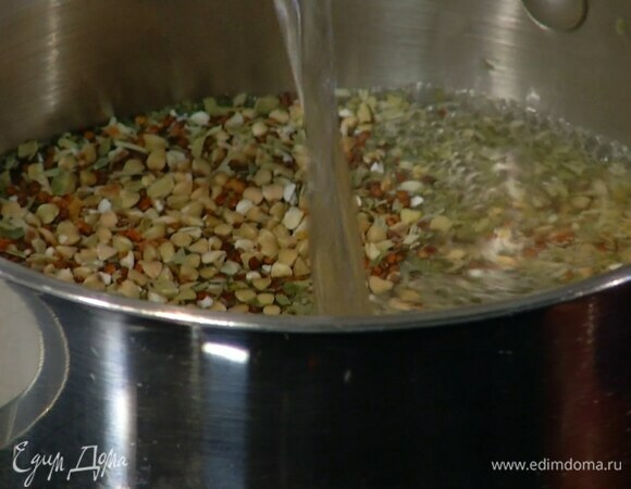 Смесь гречки и киноа всыпать в кастрюлю, залить кипятком и отварить практически до готовности.