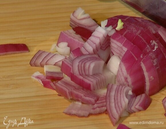 Красный лук и чеснок почистить и мелко порубить.