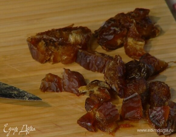 Финики мелко порезать.