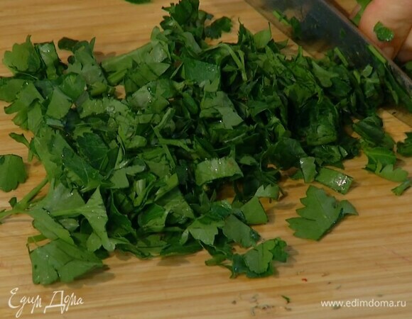Петрушку мелко порубить.