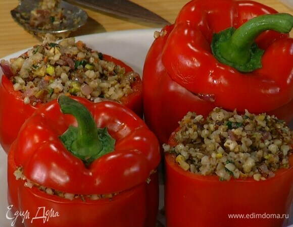 У сладкого перца срезать верхнюю часть (крышечки) и удалить семена, затем поместить перец в жаропрочную керамическую форму, наполнить начинкой и накрыть крышечками.