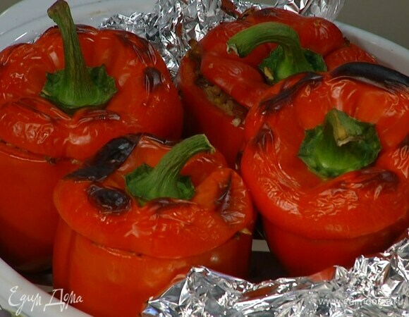 Запекать перец в разогретой духовке до готовности.