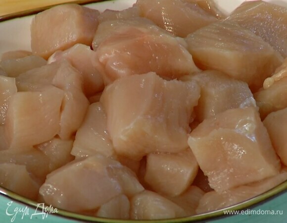Филе цыпленка нарезать небольшими кубиками.