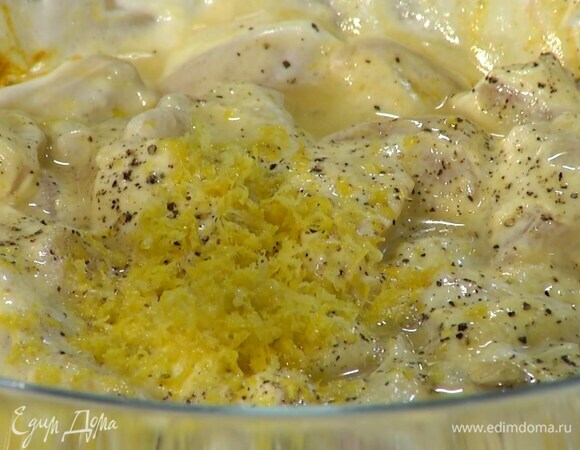 Йогурт и кусочки куриного филе выложить в глубокую миску, всыпать куркуму, имбирь, чили, посолить и поперчить, добавить цедру и сок лимона, все перемешать и оставить мариноваться.