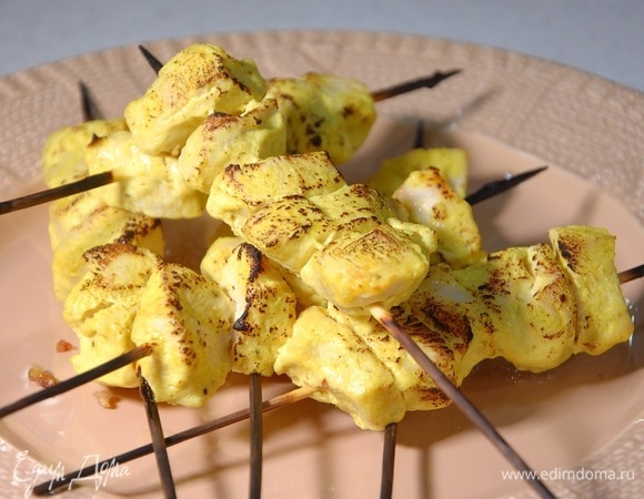 Запекать курицу под разогретым грилем 5–7 минут, перевернув один раз.