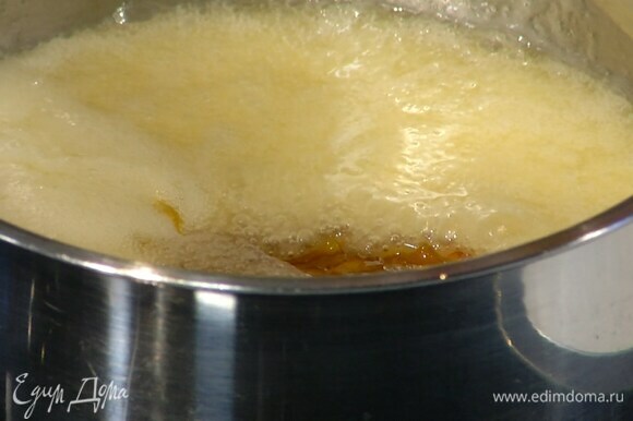 Патоку, сахар и сливочное масло растопить в небольшой кастрюле, затем снять с огня, добавить 2–3 ст. ложки апельсинового джема и все перемешать.
