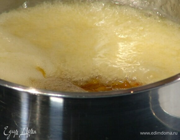 Патоку, сахар и сливочное масло растопить в небольшой кастрюле, затем снять с огня, добавить 2–3 ст. ложки апельсинового джема и все перемешать.