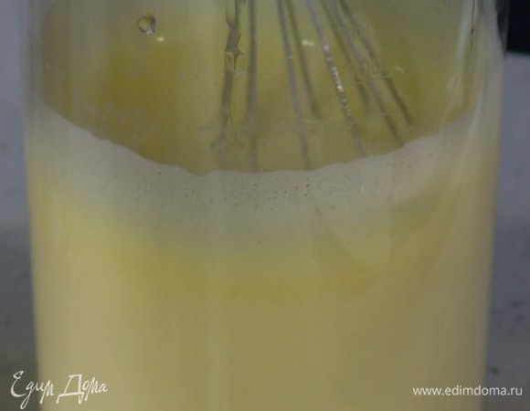 Яйца взбить блендером с насадкой-венчиком, добавить соль и перемешать.