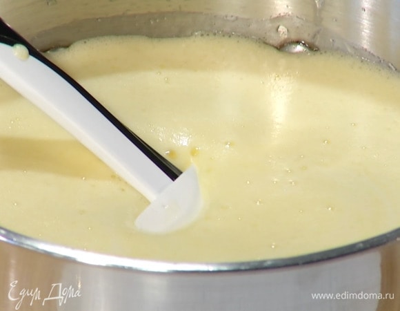 В сахарно-сливочную массу добавить взбитые яйца, влить молоко и перемешать.