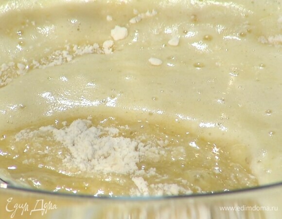 Муку перемешать с имбирем, корицей, гвоздикой и мускатным орехом, влить сахарно-яичную массу и вымешать тесто лопаткой.