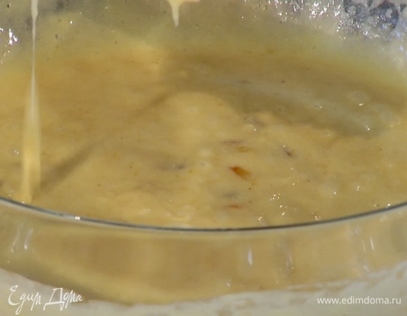 Добавить в тесто соду, разрыхлитель и цукаты, все перемешать.