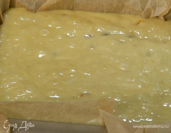 Квадратную форму выстелить бумагой для выпечки, влить тесто и выпекать кекс в разогретой духовке 35–40 мин.